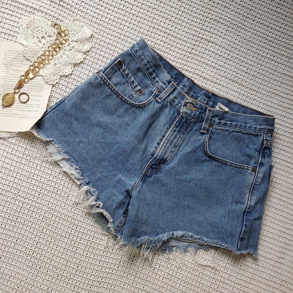 Distressed raw hem levis shorts excellent condition